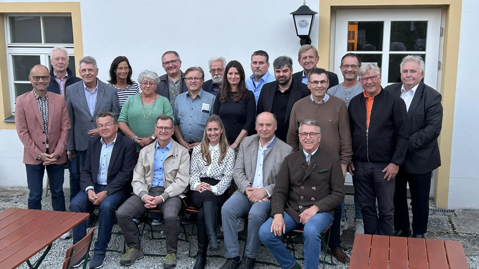 Neu gewählte und motiviert ist die Führungsmannschaft des Stadtmarketingvereins. Das Bild zeigt die Mitglieder des Vorstandes und Vertreter der Stadt Tirschenreuth: (sitzend von links) Maximilian Schön, Helmut Wolfrum, Janka Hannemann-Mathes, Johannes Möstl, Franz Stahl, (stehend von links), Alfred Scheidler, Karl Gehret, Karl Jäger, Doris Schön, Heidi Körner, Gunar Prauschke, Konrad Schedl, Jakob Schröder, Stefanie Süß, Rudolf Kreuzer, Stefan Meyer, Norbert Schuller, Paulus Mehler, Harald Siegert, Konrad Zant und Peter Gold.  (Bild: Stefanie Süß/exb)