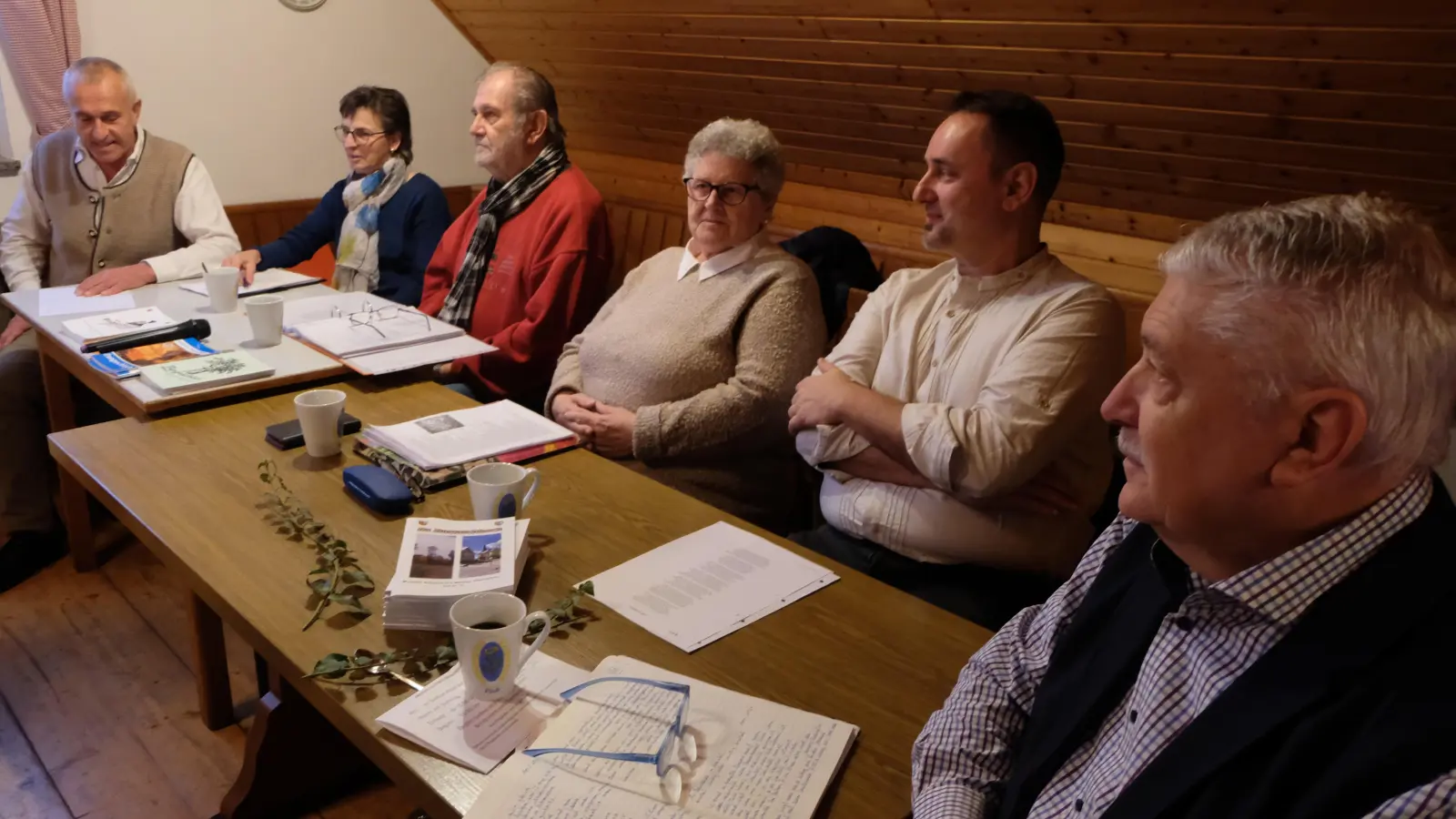 Wolfgang Leo Bäumler, Gertraud Mois, Günter Weber, Christa Haubner, Markus Kessler und Helmut Erndt (von links), glänzten mit ihren Gedichten und Geschichten am Oberpfälzer Nachmittag des Waldvereins. (Bild: Fred Lehner)