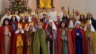 Sternsinger waren in Gruppen unterwegs, um Spenden für die Kinder in der Welt im Rahmen der Aktion Dreikönigssingen zu sammeln. Dafür dankten ihnen Pfarrer Udo Klösel (links), Diakon Herbert Sturm und Pfarrgemeinderats-Sprecherin Elisabeth Völkl. (Bild: Peter Garreiss)