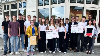  Die erfolgreichen Teams des Ortenburg-Gymnasiums mit ihrem Wirtschaftslehrer und Betreuer Thomas Meserth.  (Bild: Georg Lang)