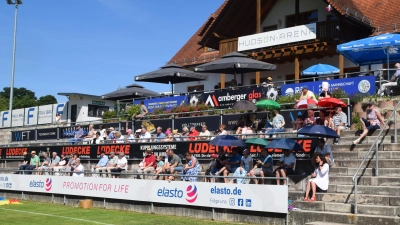 Gut gefüllt hatte sich die Tribüne der Gebenbacher Fußballarena zum Familiengottesdienst mit anschl. Pfarrfest. (Bild: Wolfgang Schöpf)