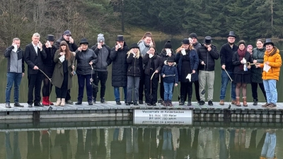 Zum Geldbeutelwaschen ging es diesmal auf den Badesteg der „Kipp”. Zweiter Bürgermeister Michael Dutz (von rechts) bekam den Gemeindeschlüssel von Vorsitzender Kathrin Gleißner sowie dem Prinzenpaar Melissa I. und Jakob I. wieder ausgehändigt.  (Bild: FG Weiß-Blau Wiesau/exb)