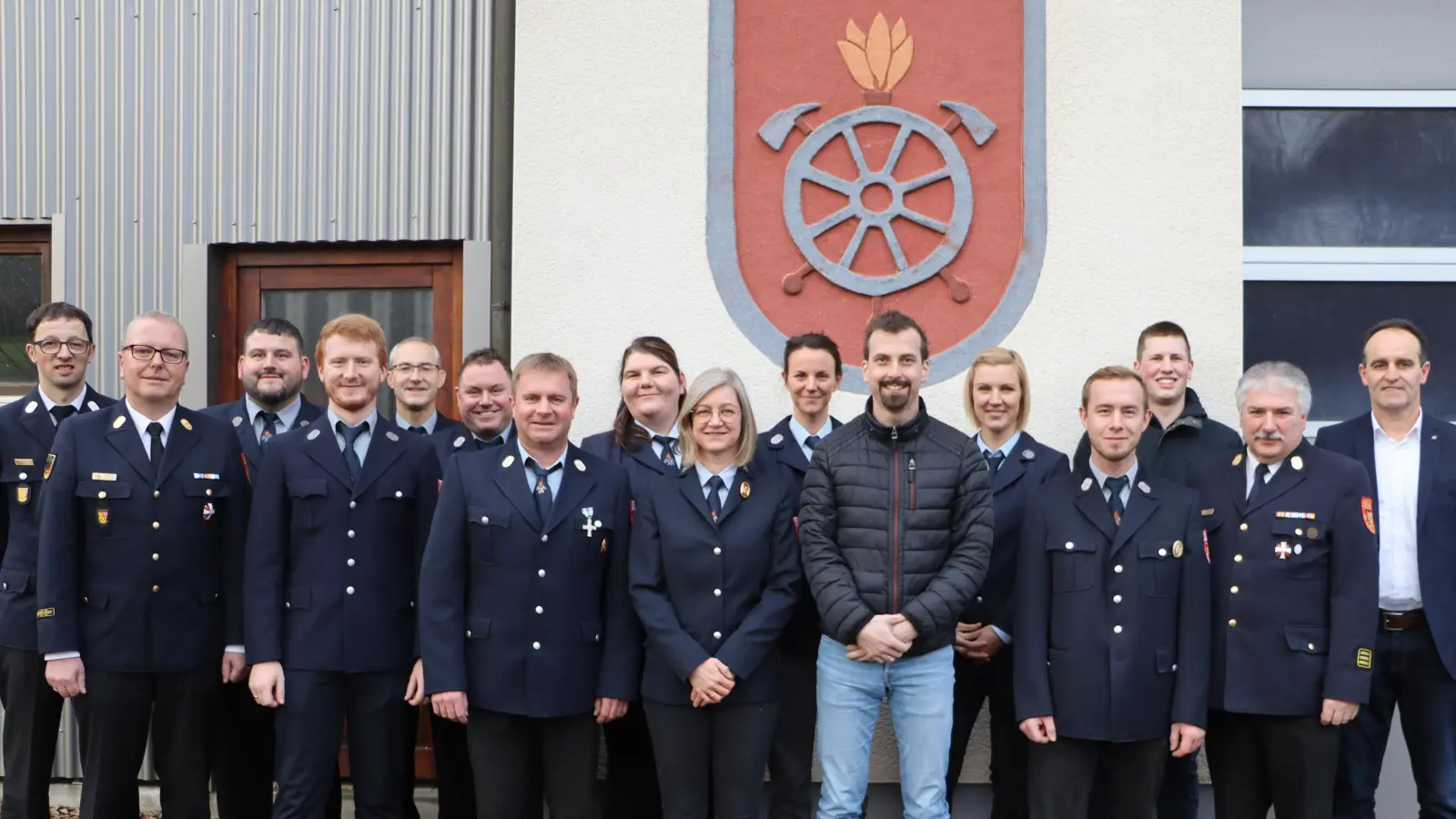 Die Führungsmannschaft der Feuerwehr Weißenberg nach den Neuwahlen mit Bürgermeister Hans-Jürgen Strehl und den Verantwortlichen der Landkreisfeuerwehr. (Bild: gru)