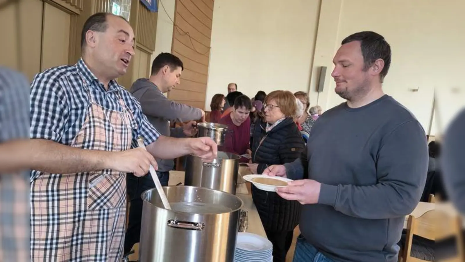 Die Kartoffelsuppe mundete den Besuchern des Fastenessens. (Bild: Silke Bächer)