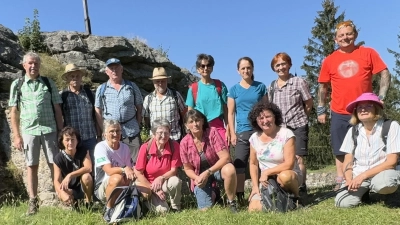 Die „Herbstwanderer” genießen die Tour auf dem „Goldsteig”. (Bild: Matthias Scheinkönig)