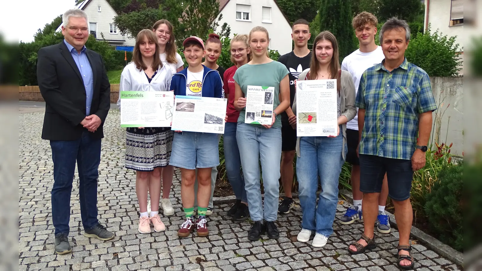 Ganz links Schulleiter des HCA-Gymnasium, OStD Ulrich Zänker, in der Mitte die Seminar-Teilnehmer und ganz rechts den Seminarleiter, OStR Ludwig Nerb. (Bild: Stefan Hüttl)