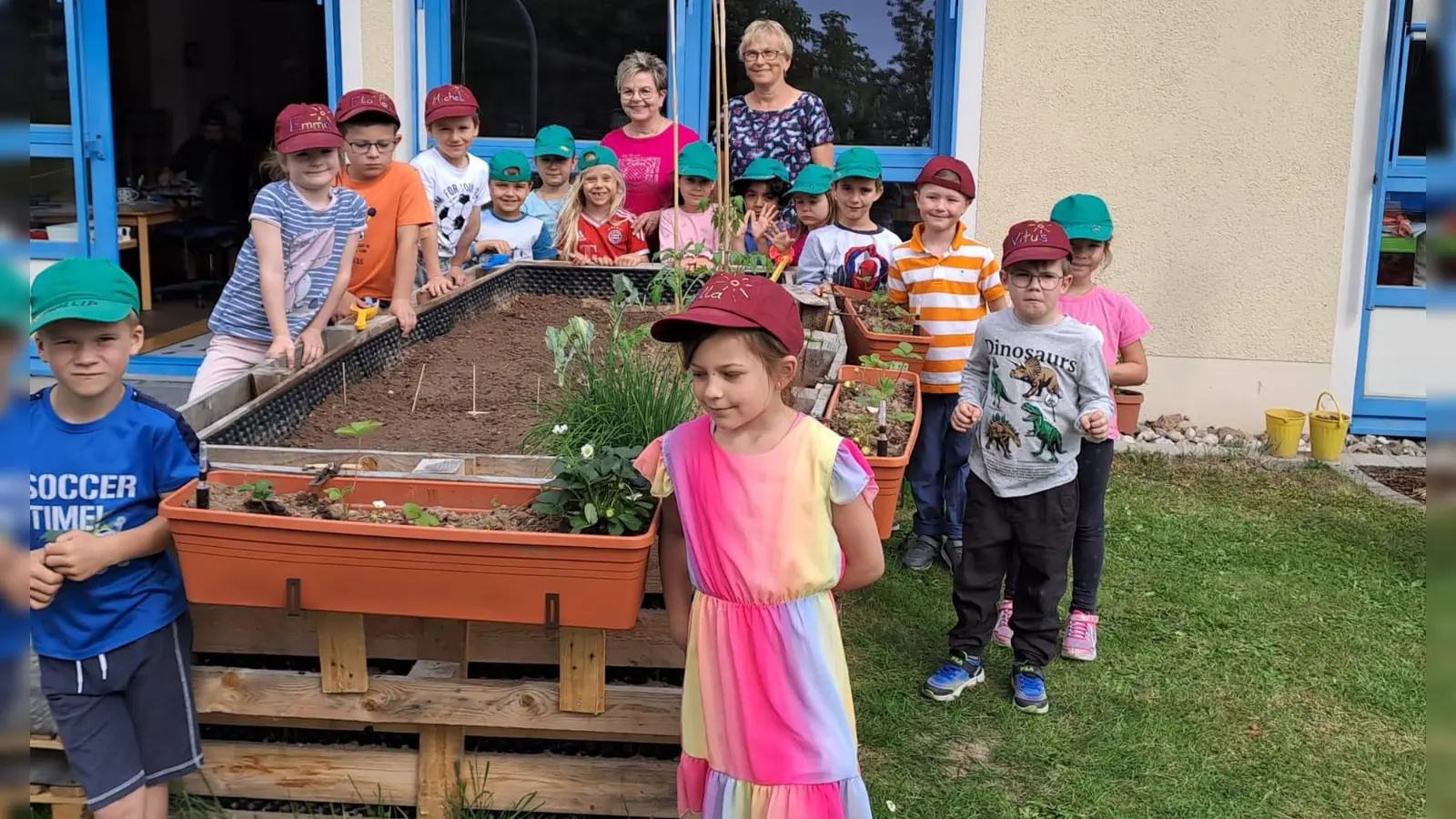 Die Kindergartenkinder halfen fleißig beim Bepflanzen der Hochbeete mit.  (Bild: Heidi Schinner)