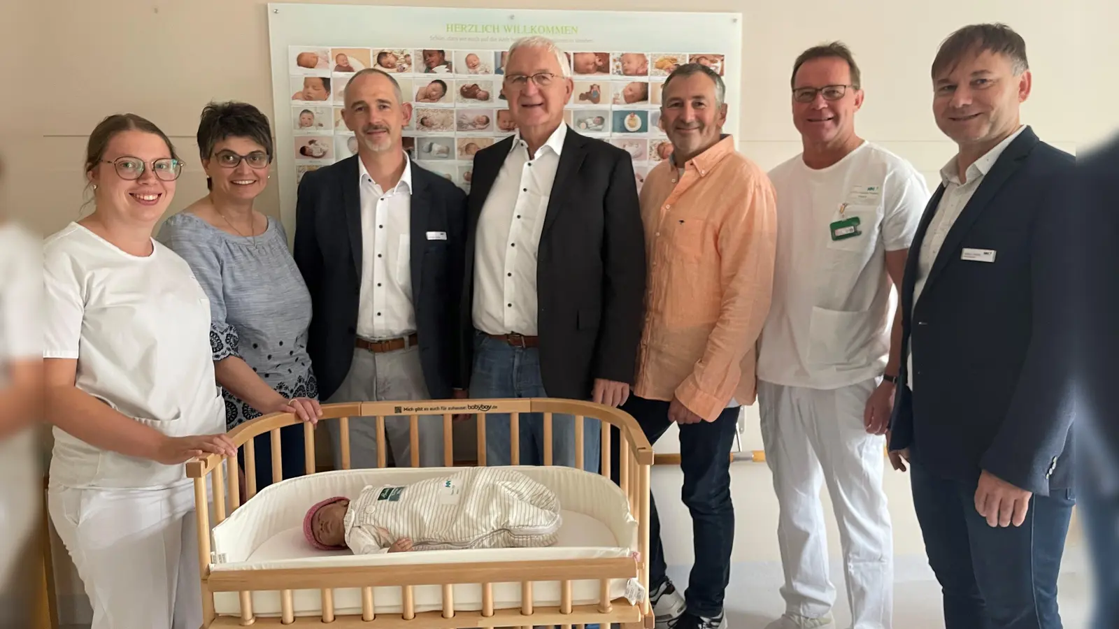 Freude im Klinikum Weiden über neue Säuglingsbettchen (von links): Anja Schrödel, Manuela Humig, Wolfgang Weig, Prof. Karl-Heinz Dietl, Jürgen Lang, Prof. Christian Paetzel und Markus Gallistl. (Bild: Friedrich Peterhans)