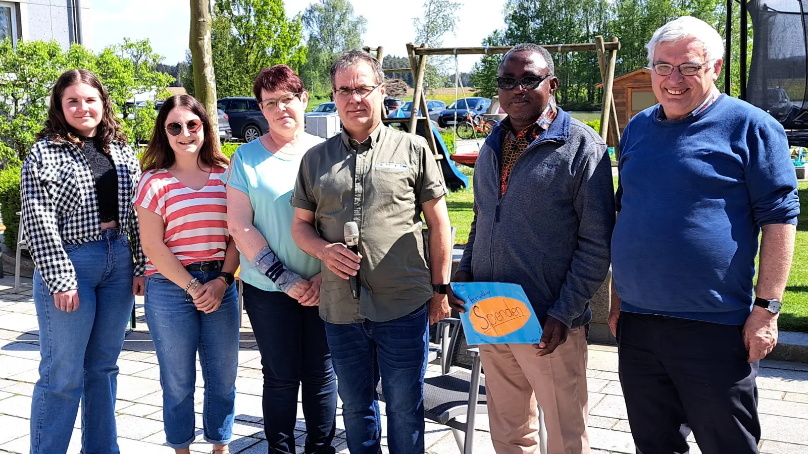 Kirchenpfleger Michael Brandl (Mitte) übergibt mit Katharina Herrmann und Doris Ebner von der Landjugend, Pfarrgemeinderatssprecherin Karin Held (von links) und Pfarrer Eugen Wismeth eine Spende an Pfarrer Norbert Okoledah aus Ghana.  (Bild: Annemarie Mösbauer)