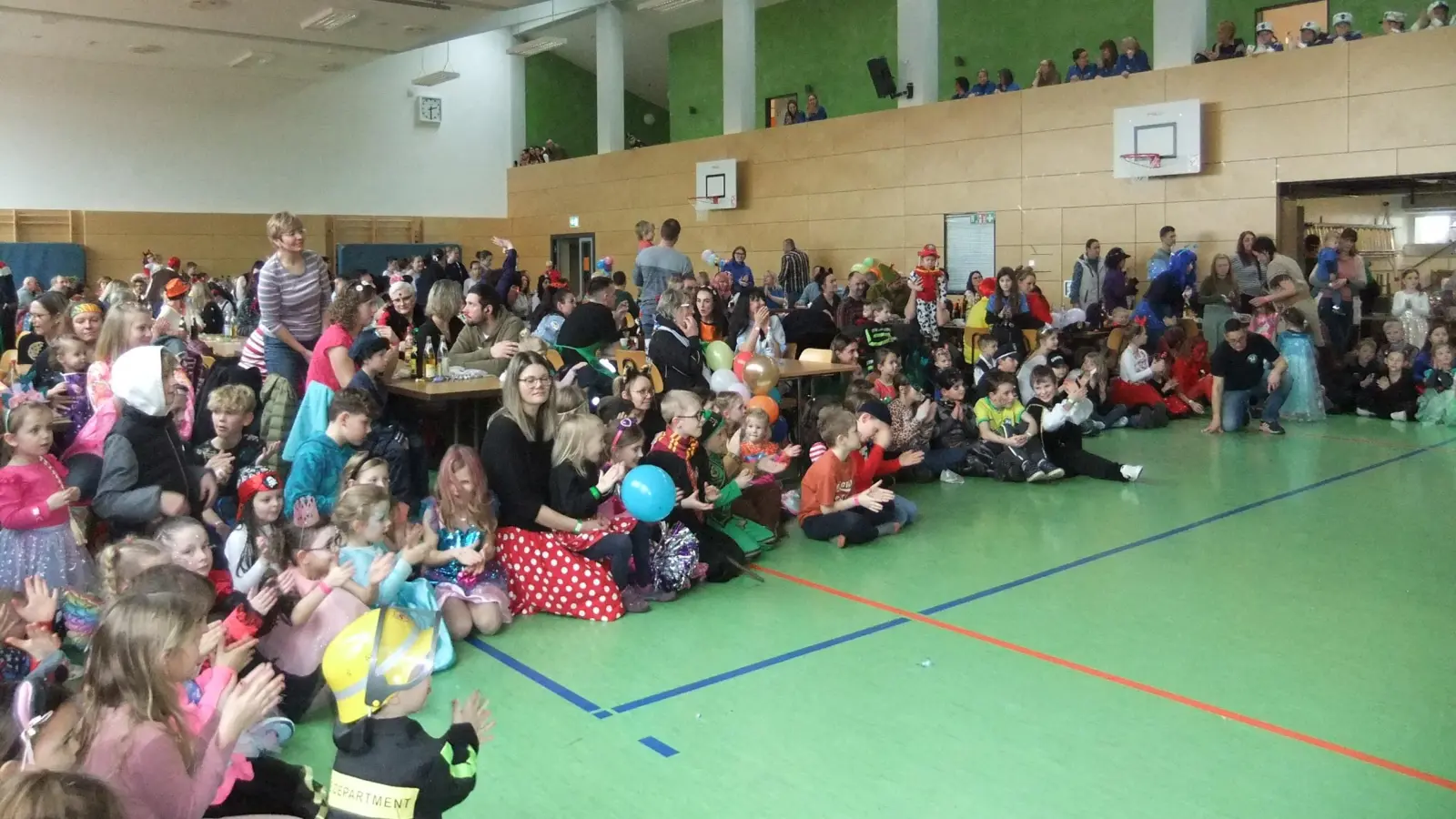 Ein voller, fröhlicher Saal, bevor jeweils die Garden aus Haselmühl-Kümmersbruck auftraten.<br> (Bild: gm)