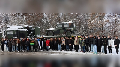 Der Tag bei der Bundeswehr vermittelte den Schülern – im Bild vor dem Trägerfahrzeug „Multi” – auch berufliche Perspektiven.  (Bild: Johannes Mutzbauer/exb)
