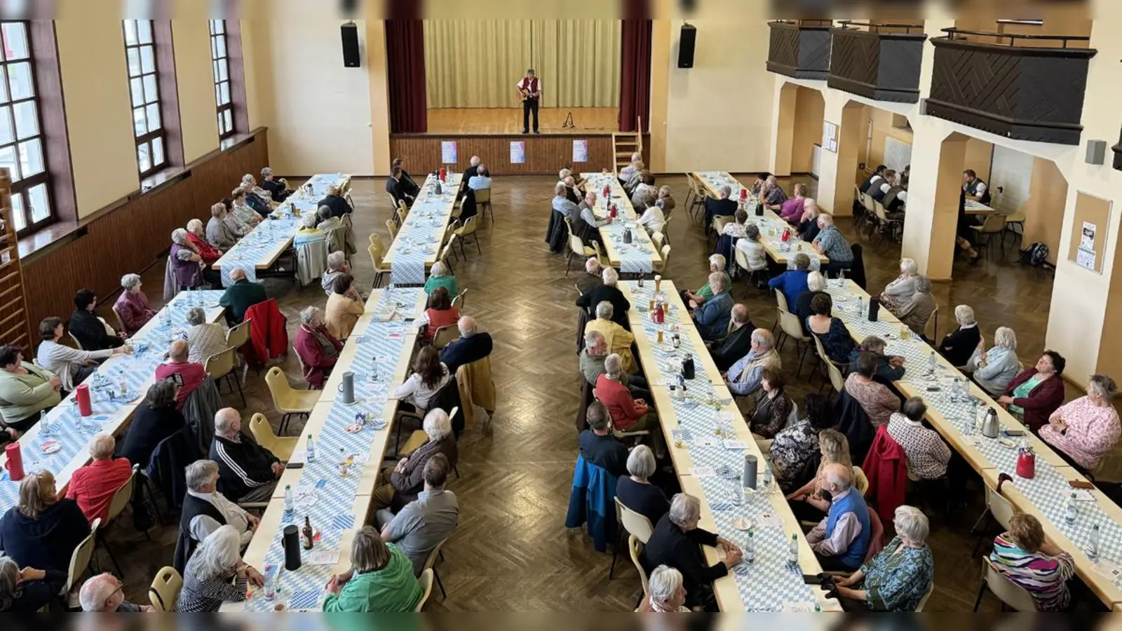 Sein 50-jähriges Bestehen feierte der BVS-Reha-Sportverein Waldsassen. Auf der Bühne im Festsaal stand Künstler Josef „Bäff“ Piendl. (Bild: BVS-Rehasportverein Waldsassen/exb)