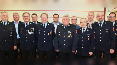 Langjährige Mitglieder wurden bei der Feuerwehr Karmensölden geehrt (von links): Stadtbrandrat Heiner Scharf, Bürgermeister Franz Badura, Josef Götz, Herbert Rath, Wolfgang Liebl, Günter Koller, Andreas Pickel, Franz Weiß, Walter Graml, Thomas Aures, Jürgen Wamser und Volker Weiß. (Bild: gf)