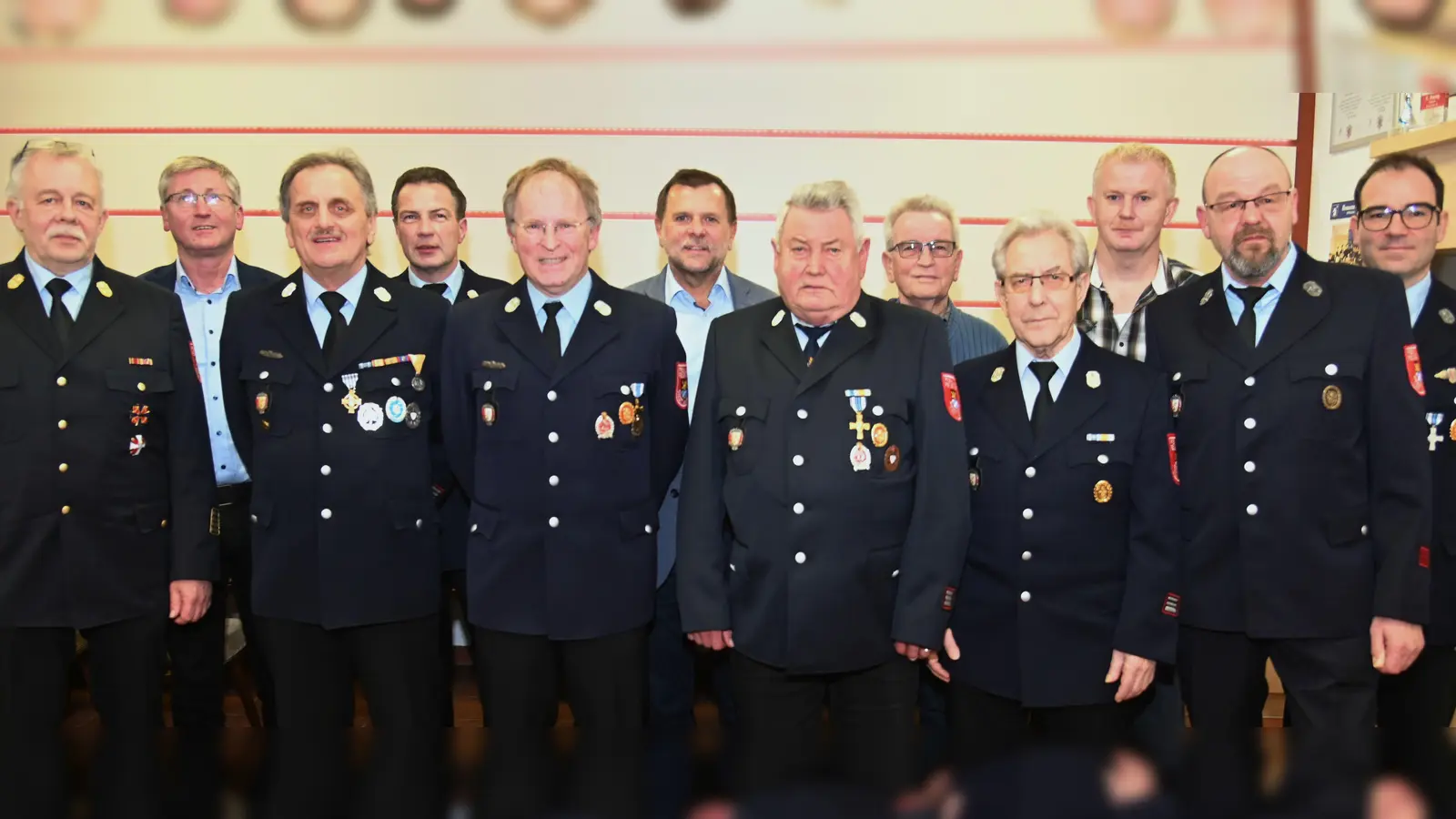 Langjährige Mitglieder wurden bei der Feuerwehr Karmensölden geehrt (von links): Stadtbrandrat Heiner Scharf, Bürgermeister Franz Badura, Josef Götz, Herbert Rath, Wolfgang Liebl, Günter Koller, Andreas Pickel, Franz Weiß, Walter Graml, Thomas Aures, Jürgen Wamser und Volker Weiß. (Bild: gf)