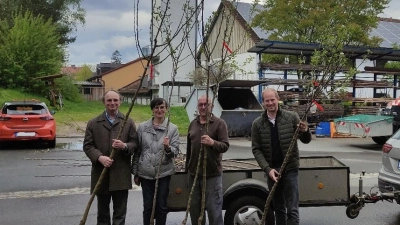 Die neuen Besitzer freuen sich über die Obstbäume.  (Bild: Ivonne Weidner)