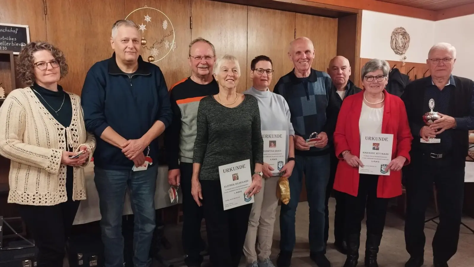 Trainingsfleißigste (mit Urkunde), Nordic Walker des Jahres (mit Pokal) und die Trainer der Abteilung (Bild: Wolfgang Graser)