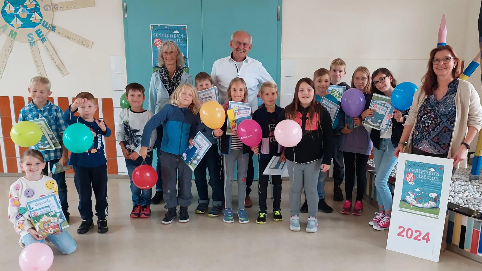 Büchereileiterin Christina Kostka (rechts) und Bürgermeister Harald Bemmerl überreichten Urkunden und Preise an die Teilnehmerinnen und Teilnehmer des diesjährigen Sommerferien-Leseclubs.  (Bild: Michael Weiß)