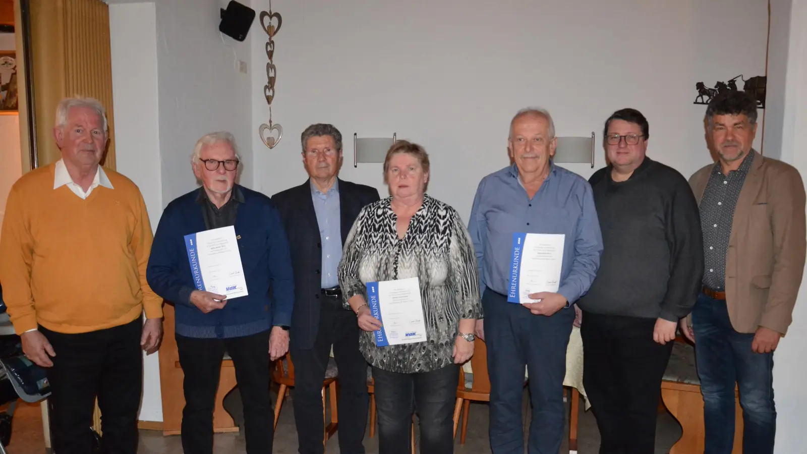 Für 20-jährige Mitgliedschaft im VdK-Ortsverband Moosbach wurden mit Urkunden und Abzeichen Karl-Heinz Ertl, Irene Landgraf und Hermann Ach (von links) ausgezeichnet. Dazu gratulierten und dankten der Vorsitzende Konrad Lingl, der ehemaligen VdK-Kreisvorsitzenden Josef Rewitzer, Pfarrer Udo Klösel und Bürgermeister Bernhard Rom (von links).  (Bild: Peter Garreiss)