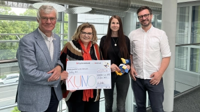 Prof. Hugo Segerer (links) und Christoph Aschenbrenner von der KUNO-Stiftung freuten sich über die Spende des Vereins Ensemble Kreuzer aus den Händen von Brigitte Kreuzer und Sabine Klier (von links). (Bild: Viola Vogelsang-Reichl       )