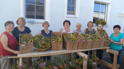 Kräuterbuschen-Binden in Waidhaus (Bild: Andrea Olbrich)
