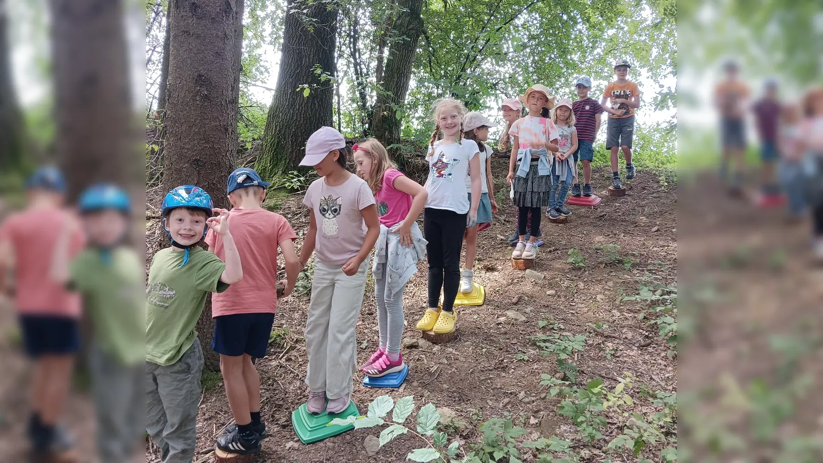 Der Boden ist Lava - Mit viel Geschick halfen sich die Kinder gegenseitig und bahnten sich den Weg durch den Wald.  (Bild: Anja Rembold)