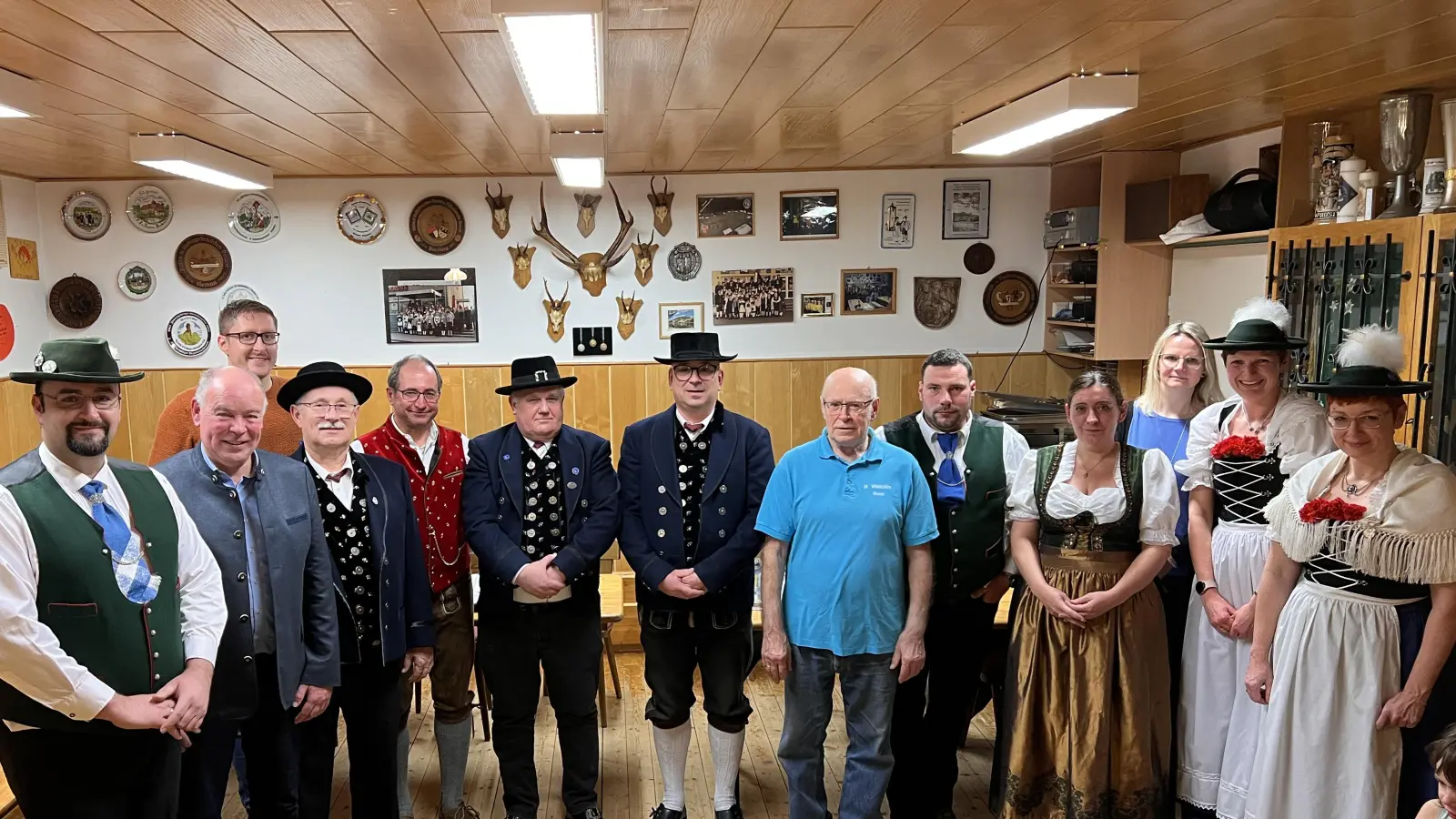 Der Vorstand des Trachtenvereins D&#39;Vilstaler Haselmühl-Kümmersbruck (von links): Erster Vorsitzender Markus Gais, Bürgermeister Roland Strehl, Kassenrevisor Gerd Büttner, Erster Kassier Korbinian Stangl, Kassenrevisor Dieter Vetter, Musikwart Artur Piechotta, Vereinswirt Manfred Gais, Fähnrich Florian Bechtl, Erste Schriftführerin Katharina Gais, die Jugendleiterinnen Sandra Wittl und Jugendleiterin Corinna Piehler und Zweite Vorsitzende Sandra Haller. (Bild: Anna Maria Bechtl/exb)