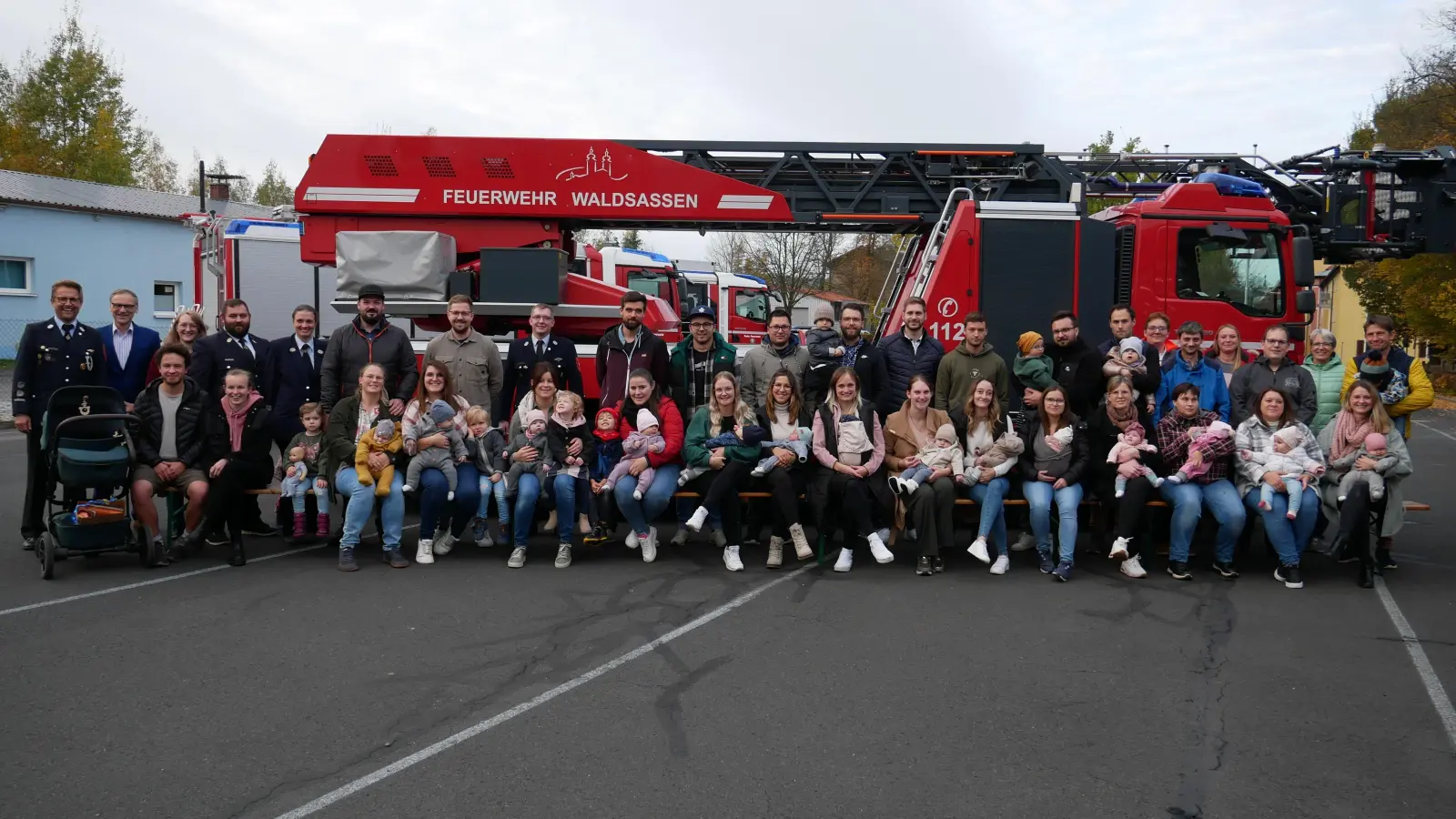 Für das Erinnerungsbild mit Bürgermeister Bernd Sommer (2. von links) und den Vertretern der Organisationen wählte man als Hintergrund die Drehleiter der Feuerwehr aus.  (Bild: Hermann Müller)