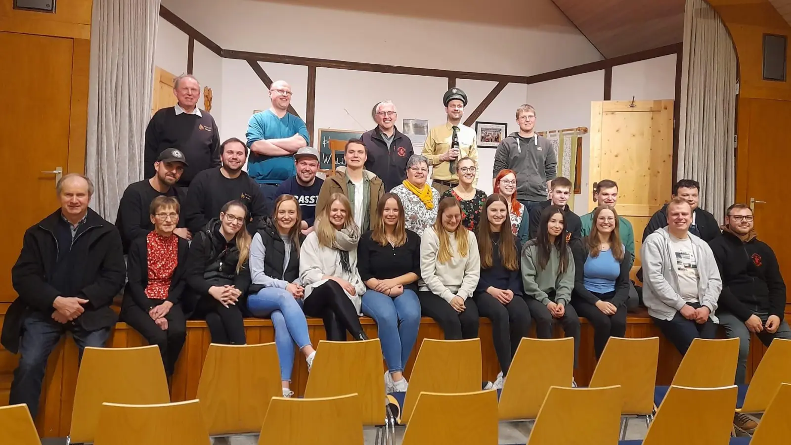 Die Mitglieder der Feuerwehr Neusath beim Theaterbesuch.  (Bild: Josef Irlbacher)