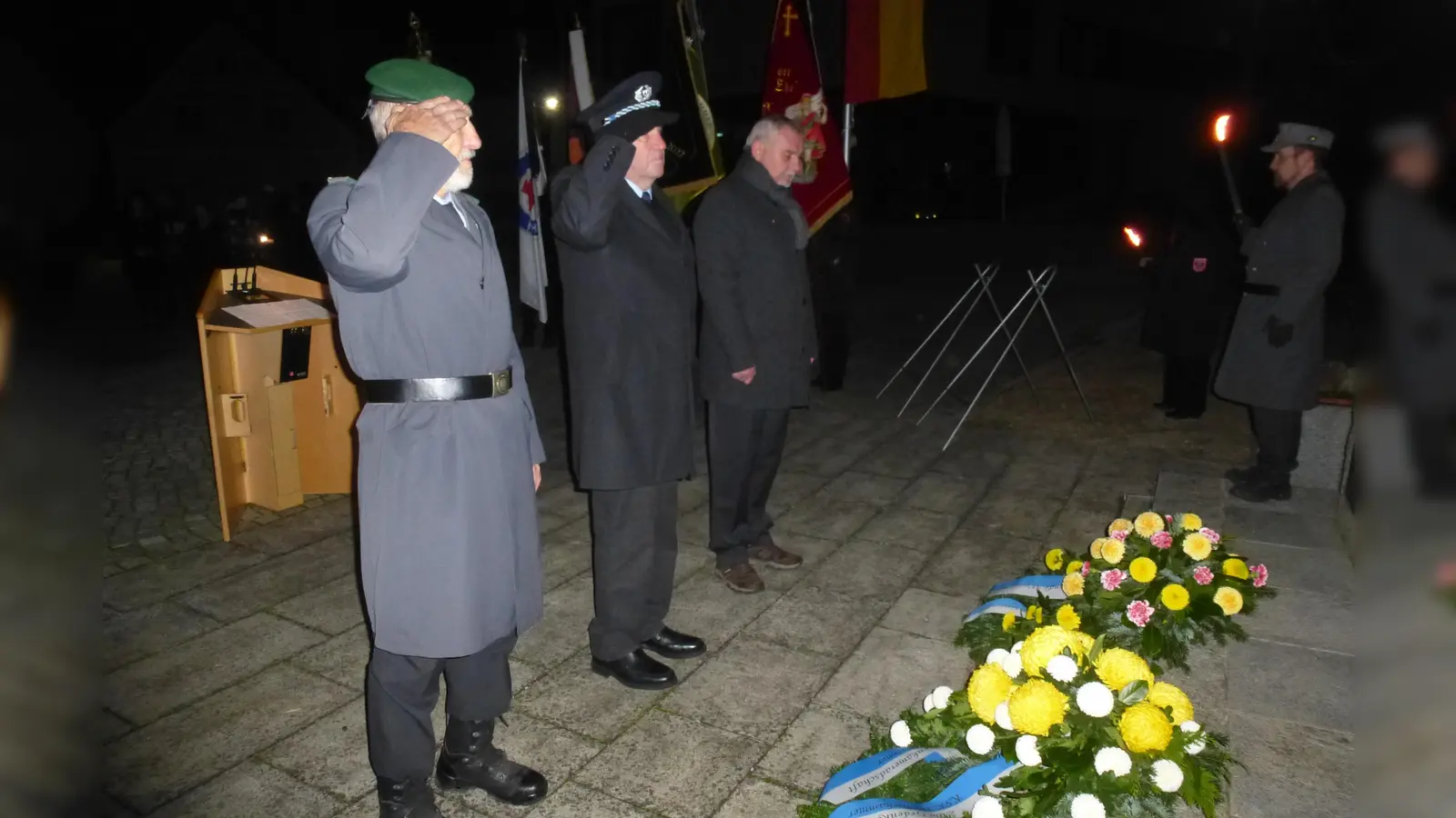 Bürgermeister Biller, Hans Wolfram und Hermann Böhm (von rechts) legen Kränze nieder. (Bild: Siegfried Bock)