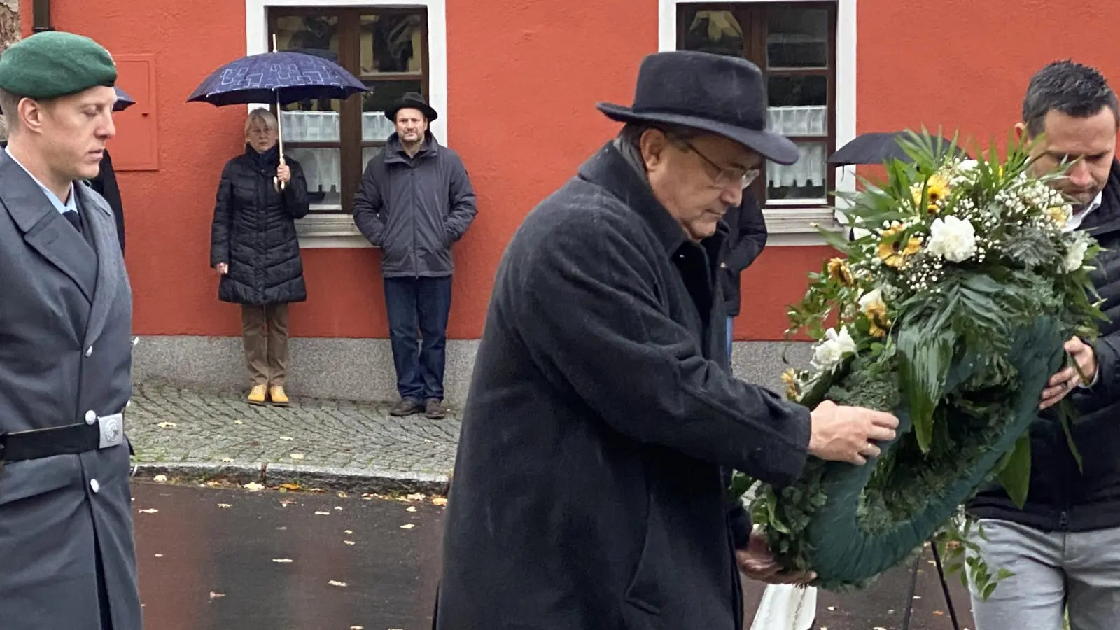 Bürgermeister Ludwig Gürtler (Mitte) und Stellvertreter Werner Schärtl legen am Ehrenmal einen Kranz nieder. Major Christian Hartl (links) von der Patenkompanie legt für die Bundeswehr ebenfalls einen Kranz nieder. (Bild: Josef Glas)