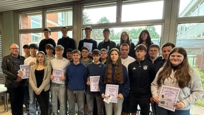Die neuen Medienscouts des Gymnasiums und der Schulleiter OStD S. Niedermeier (Bild: Mary Möller-Hartung)