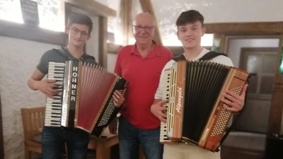 Karl-Heinz Deisinger (Mitte) mit den Jungmusikanten Simon Hefner und Felix Lutter (Bild: Peter Ertl)