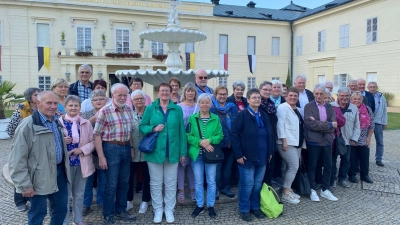 Gruppenfoto mit den Seniorenbeauftragten und Quartiersmanagern im Landkreis Tirschenreuth vor dem prächtigen Schloss Königswart (hintere Reihe, Fünfter von rechts Kreisseniorenbeauftragter Peter Gold). (Bild: Anja Dubrowski)