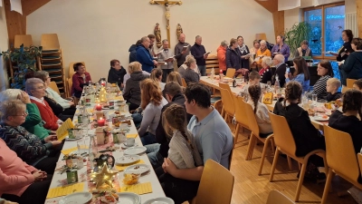 Viele Besucher folgen der Einladung des Pfarrgemeinderats und des Kirchenchors zum adventlichen Nachmittag. <br> (Bild: Niebauer/exb)