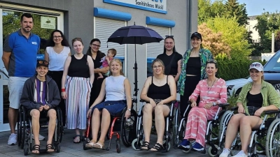 Schüler*innen und Lehrerinnen der bfz Fachschule für Heilerziehungspflege der bfz gGmbH gemeinsam mit Herrn Mückl, Geschäftsführer des rollactiv Teams Weiden (Bild: Nadine Mückl)