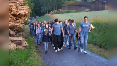 Die Waldthurner Landjugend zieht von Woppenrieth mit Fackeln zum „Kannesfeuerplatz”. (Bild: Franz Völkl)