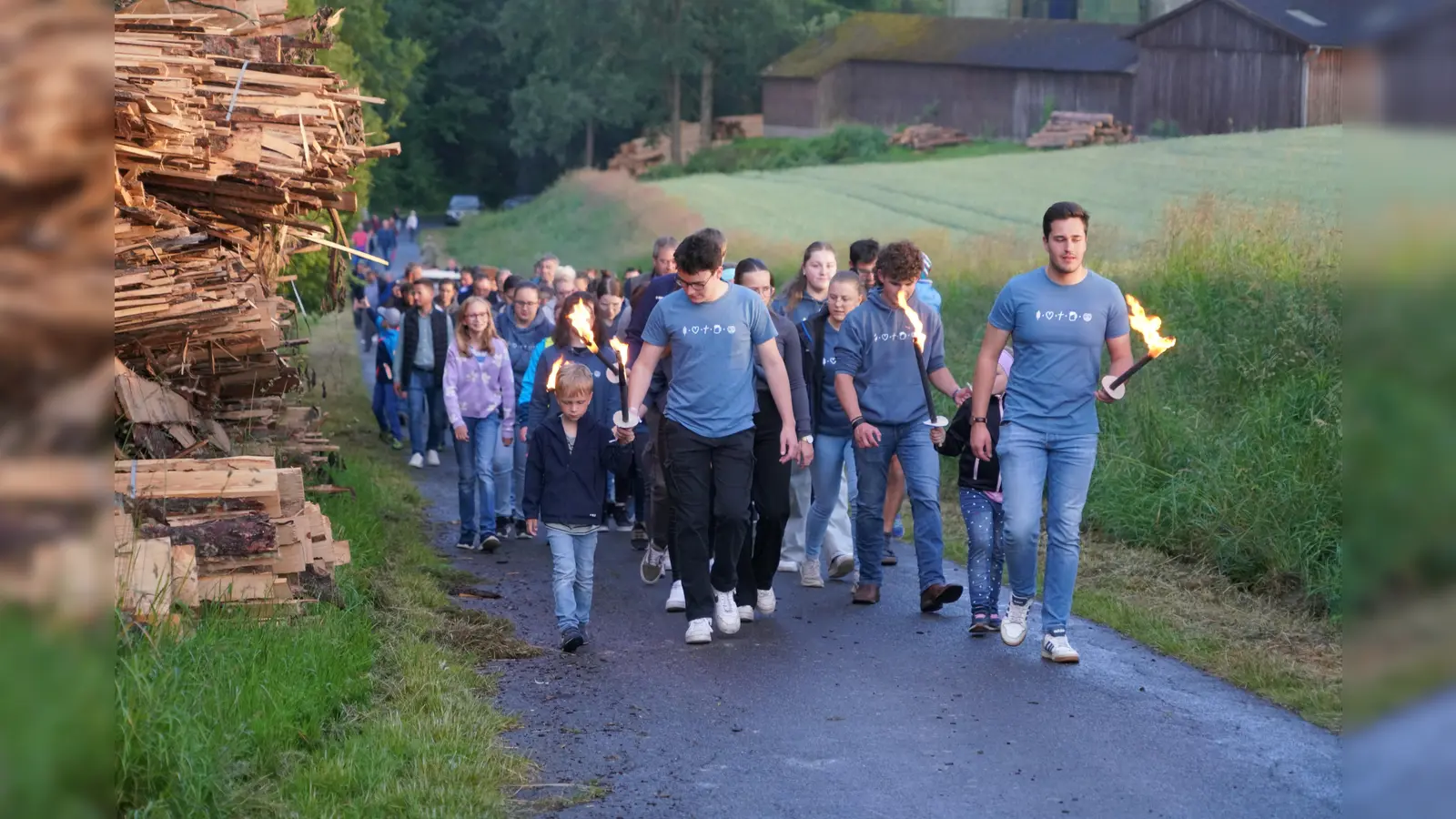 Die Waldthurner Landjugend zieht von Woppenrieth mit Fackeln zum „Kannesfeuerplatz”. (Bild: Franz Völkl)