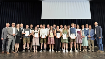 Die erfolgreichen Prüflinge aus dem Landkreis Schwandorf bei der Freisprechungsfeier in Neunburg vorm Wald. Gemeinsam mit ihren Ehrengästen nahmen sie stolz ihre Abschlussurkunden entgegen. (Bild: Manfred Schmied)