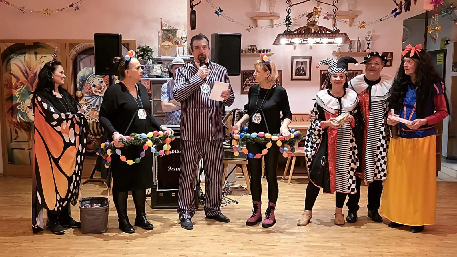 Preisverleihung von links nach rechts: Katrin Breuer, Steffi Sperrer, Heiner Vierling, Gabi Laurich, Christine Eller mit Georg, Peter Ertl (Bild: Klaus Fischer)