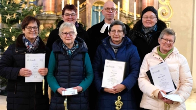 Bei den Ehrungen in der Pfarrkirche St. Veit: (vorne von links) Irene Kopp, Anni Luber, Regina Jobst und Brigitte Dehling; (hinten von links) Roswitha Herbst, Pfarrer Thomas Schertel und Chorleiterin Julia Schmidt. (Bild: no)