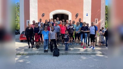 Zu Fuß und mit dem Fahrrad waren heuer die Wallfahrer aus der Pfarreien-Gemeinschaft Hohenburg-Adertshausen-Allbersburg zum Habsberg gepilgert. Rechts Wallfahrtsleiter Johann Reiser.  (Bild: Paul Böhm)