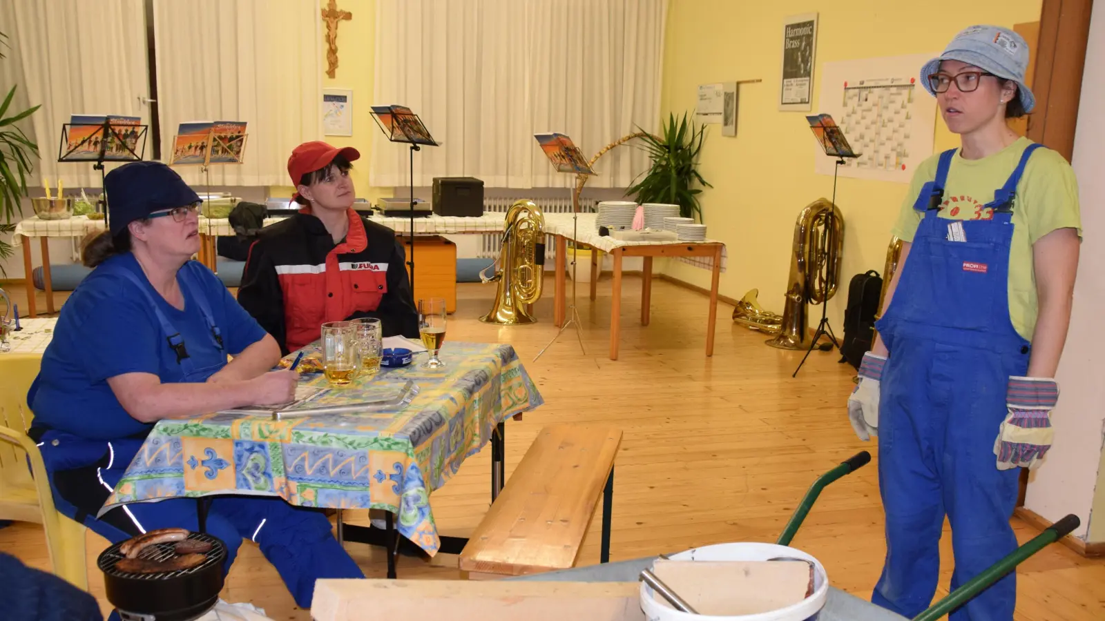 Manuela Trautmann, Claudia Rumpler und Marion Hartmann vom Kindergottesdienstteam spielten einen Sketch am Mitarbeiterdankabend (Bild: Heidi Kurz)