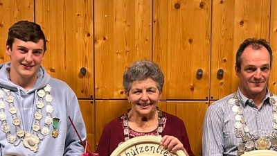 Die Buchbergschützen in Kemnath schießen ihre neuen Würdenträger aus (von links): Jugendkönig Andreas Reng, Schützenliesl Marianne Reng und Schützenkönig Thomas Dolles. (Bild: Xaver Meier/exb)