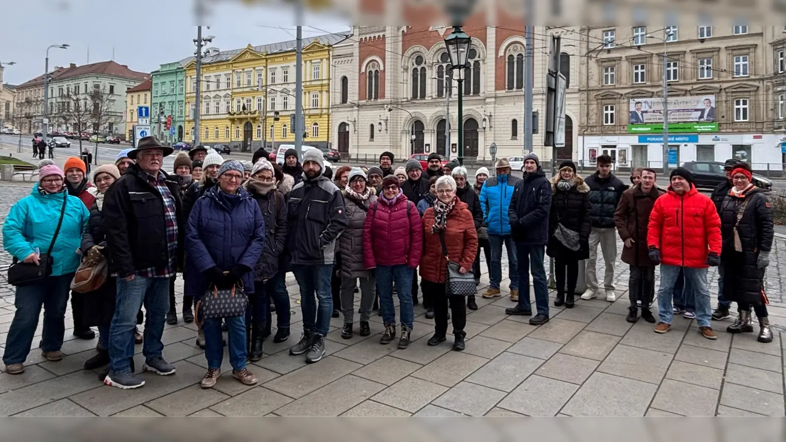 Gruppe vor der Großen Synagoge (Bild: Harald Schlöger)