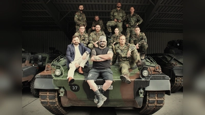 Noah Luger t von den Rammeschucksn (Mitte) zusammen mit Neustadts Bürgermeister Sebastian Giering (links) und Kompaniefeldwebel Mark Leonard in Alarmstellung für das Patenschaftsfest Neustadt feiert (Bild: Ramona Herrmann)