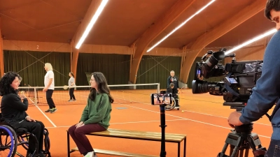 Immer wieder interessieren sich Medien für die „RuF“-Gruppe in der Tennis-Abteilung des SV Mitterteich. Hier im Bild Leiterin Doris Scharnagl-Lindinger (links) bei einem Interview mit dem Regionalsender OTV.  (Bild: Friedrich Wölfl/exb)