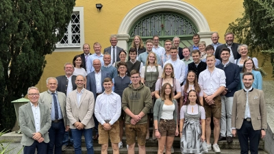 Ein starkes Bild zum Abschluss: Alle Absolventinnen und Absolventen der Freisprechungsfeier in Weiden/Almesbach gemeinsam mit Ehrengästen, Lehrkräften und Ausbildungsverantwortlichen. (Bild: Manfred Schmied)