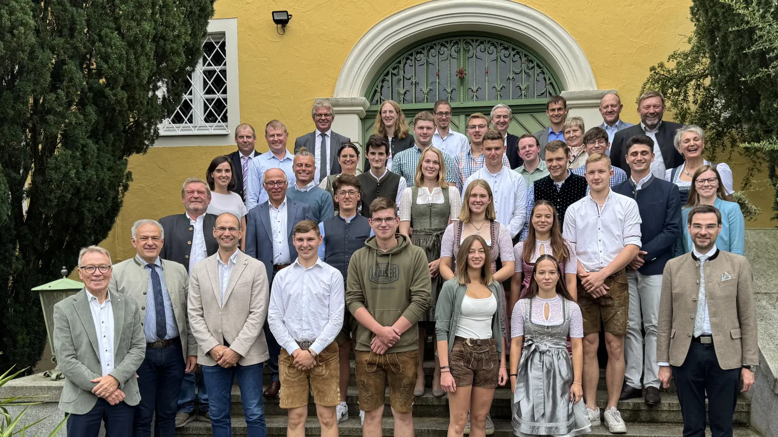 Ein starkes Bild zum Abschluss: Alle Absolventinnen und Absolventen der Freisprechungsfeier in Weiden/Almesbach gemeinsam mit Ehrengästen, Lehrkräften und Ausbildungsverantwortlichen. (Bild: Manfred Schmied)