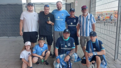 Fanclubvorsitzender Peter Leopold (Zweiter von rechts, knieend) und Organisator Roman Mastalar (Zweiter von rechts, stehend) freuten sich mit der gesamten Gruppe über den Sieg des TSV 1860 München in Ingolstadt. (Bild: Peter Leopold)