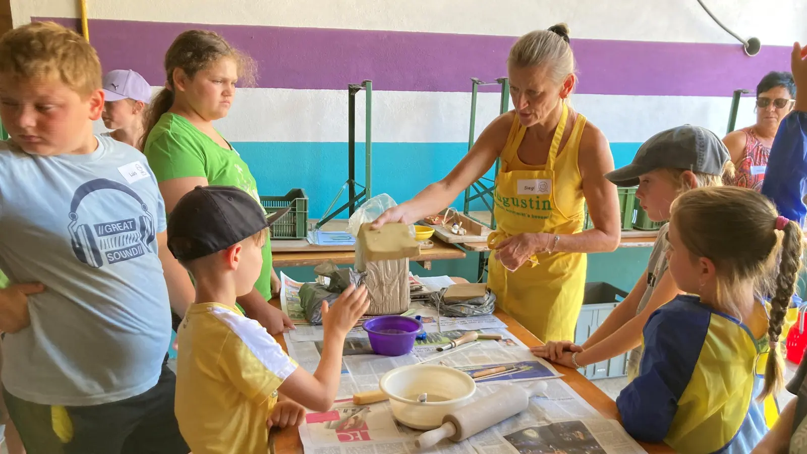 Ferienprogramm - Töpfern mit Kids bei der Einführung. (Bild: Sonja Seidel)